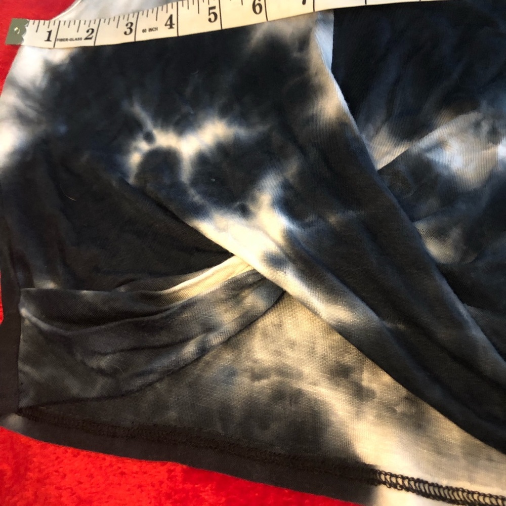- Women sleeveless top. Size small - Picture 9 of 15